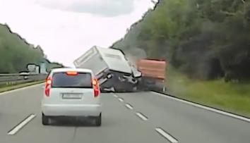 VIDEO: Dodávka v plné rychlosti narazila do odstavené tatry. Řidič byl zrovna pod vozem