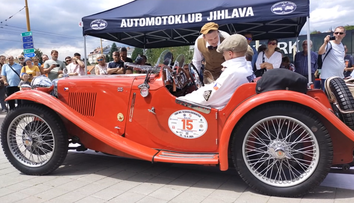 Jedinečná podívaná. Na prestižním závodu se předvedla unikátní auta
