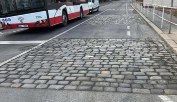 Podivné záplaty na silnicích. Silničáři vysvětlují, proč dávají kostky místo asfaltu