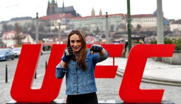 První Češka v UFC odletěla bojovat o přežití! Z letiště posílá pozdrav