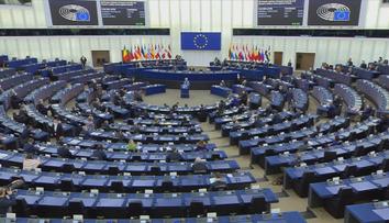 Evropský parlament řeší příval uprchlíků. Oslavil také Mezinárodní den žen