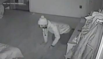 Noční můra: Zatímco spali, zloděj jim prohledával ložnici. VIDEO