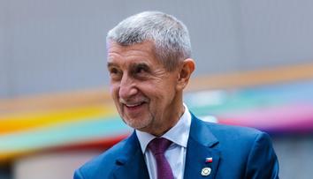 Premiér Babiš musel do nemocnice. Vzali mu kus tváře
