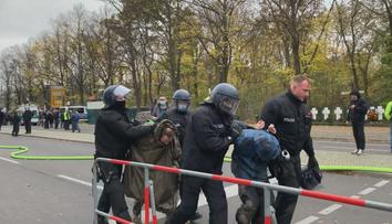 Masové protesty v zahraničí. Policie v Berlíně použila vodní děla a pepřáky