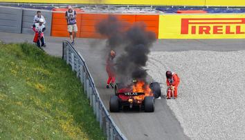 Tak to bylo o fous. Sainz musel utíkat před plameny. Nemám slov, řekl