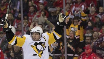 Crosby má 800. nahrávku, Matthews dotahuje Pastu. Kämpf skóroval