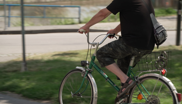 ANKETY: Cyklisté helmu stále nepotřebují, mohou ale jezdit mezi auty