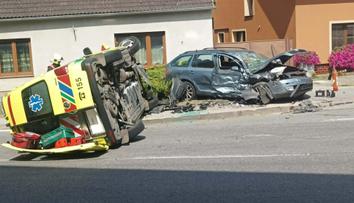 Na Jihlavsku se srazilo auto se sanitkou. Převrátila se na bok, na místo letěl vrtulník