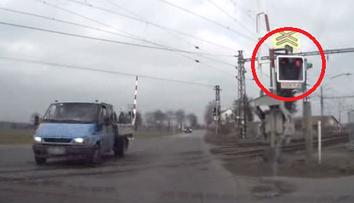 VIDEO: Hazardér na přejezdu. Mohl zabít sebe i jiné!