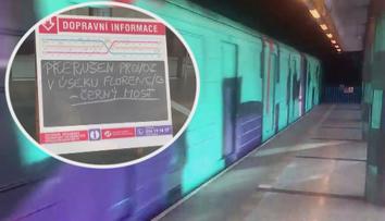 VIDEO: Sprejeři se pokusili zničit soupravu metra. Naháněla je policie