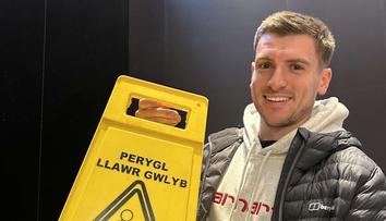 Britové se baví cedulí z pražských záchodů. Je to pro ně záhada