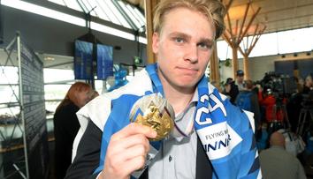 Přijeď ukázat, jak umíš kliky. Kakko NHL řekl NE, musí slavit!