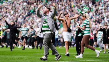 Scény jako v Edenu. Fanoušci Celticu vtrhli na hřiště a údajně napadli hráče Hearts