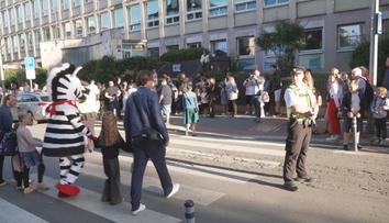 Nekoukejte do telefonu a nenoste sluchátka. Policisté učili děti bezpečně přecházet