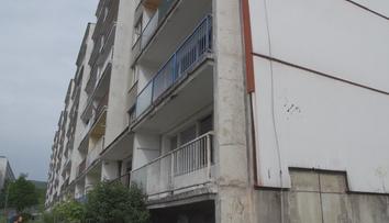 V domě jsou odpadky do čtvrtého patra. Brzdí plánovanou demolici