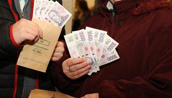 Výroční tisícovku se lidé snaží prodat i za 8 000. Hodnota klesne, tvrdí numismatik