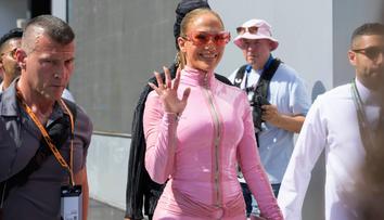 Slavná JLo předvedla své křivky na okruhu F1. Dorazila v růžovém oblečku