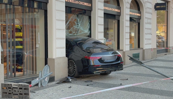 Mercedes v Praze narazil do luxusního butiku. Za volantem seděla starší řidička