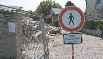 Vila v Dobšicích šla po průtazích k zemi. Majitel ji postavil načerno