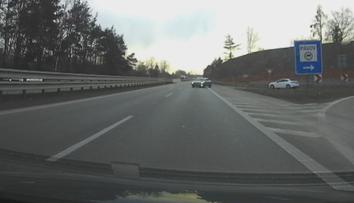 Řidič jel na čtyřproudovce v protisměru. V autě vezl malou dcerku