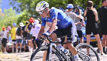 Šílenství na Alpe d’Huez. Neukáznění fanoušci zapříčinili děsivé zranění cyklisty