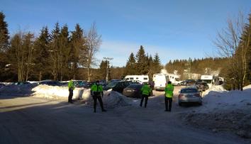 Parkoviště na horách se rychle plní! Policisté musí řídit dopravu
