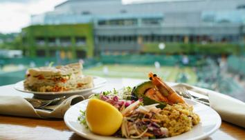 Takto se jí na Wimbledonu. Fanoušky pobouřilo drahé kuře s nugetou