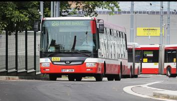 Video z plzeňského autobusu otřáslo internetem. Všichni tleskají reakci řidiče