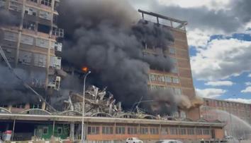 Videa ukazují zřícení bývalé budovy Svitu. Jako po zásahu raketou, popisují místní