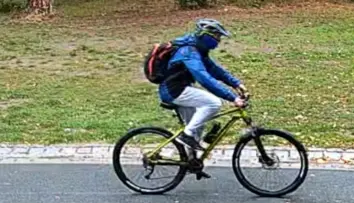Cyklista, který pobodal ženu u Boleváku, stále uniká. Policie ukázala fotky