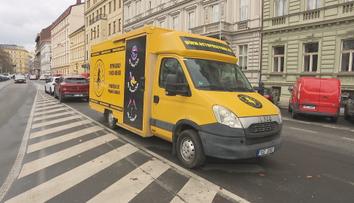 Města bojují s nelegální reklamou. Objevuje se na odstavených autech, úřady zuří