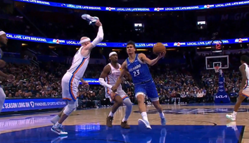 Bizarní faul v NBA. Hráč zablokoval soupeře svou botou v ruce