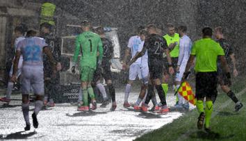 Déšť, louže, fraška! Jak mohla UEFA pustit Rijeku a Spartu na hřiště?