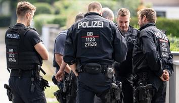 Trojice mladíků utíkala před policií. Spadli přitom do 30metrové šachty