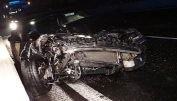 Řidič zničil kultovní auto o svodidla, další nabodla tramvaj