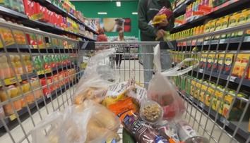 Potraviny zdražily, nafta je ale levná. Začínáme se mít lépe, říká ekonom