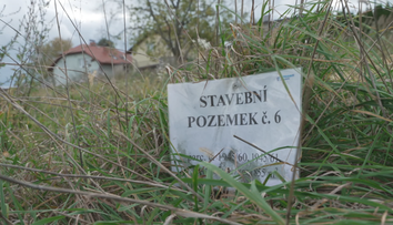 Pozemky dochází, ceny rostou. Realitní expert varuje před skrytou pastí na kupující