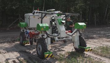 O lesní školky na Pardubicku se stará unikátní robot. Nahradí dva lesníky