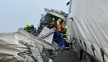 Tragédie na D8! Při nehodě pěti kamionů zemřel jeden člověk