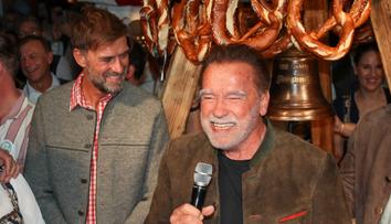Schwarzenegger vyrazil na lyžařské závody. Fotil se s fotbalovými ikonami