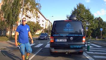 VIDEO: Řidič postavil dodávku na přechod. Naběhl pak na dalšího šoféra