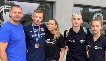 Když jablko nepadá daleko. Synové českého boxera válí v kleci, dcera ve Slavii