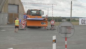 Silničáři poměřili schopnosti s těžkou technikou. Rozhodovala přesnost i rychlost