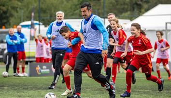 Figo proháněl na Žižkově české děti. Poborský zkoušel legendární lob