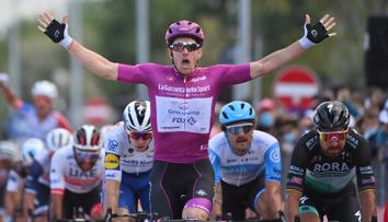 Démare na Giru vyhrál už počtvrté! Sagan ho v Rimini naháněl marně