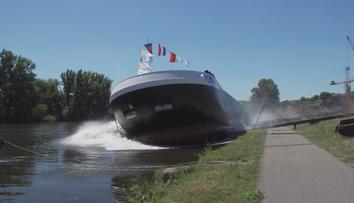 Na Labi spustili obří chemický tanker, měří skoro 100 metrů