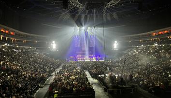 Vánoční koncert se proměnil v pietu. Zpěváci uctili památku studentů