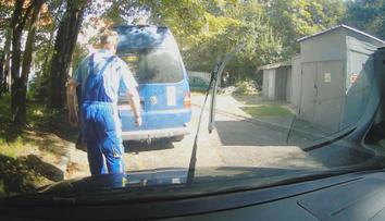 Zastavil před garáží, její majitel mu na auto hodil větve. Policie případ odložila
