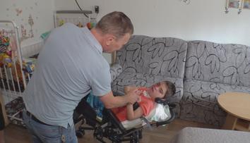 Rodina vychovávající dítě se vzácným syndromem si zoufá. Přišla o jediné auto