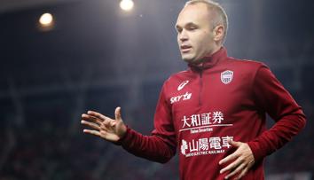 Iniesta se svou ženou proměnili populární tanec do fotbalové podoby